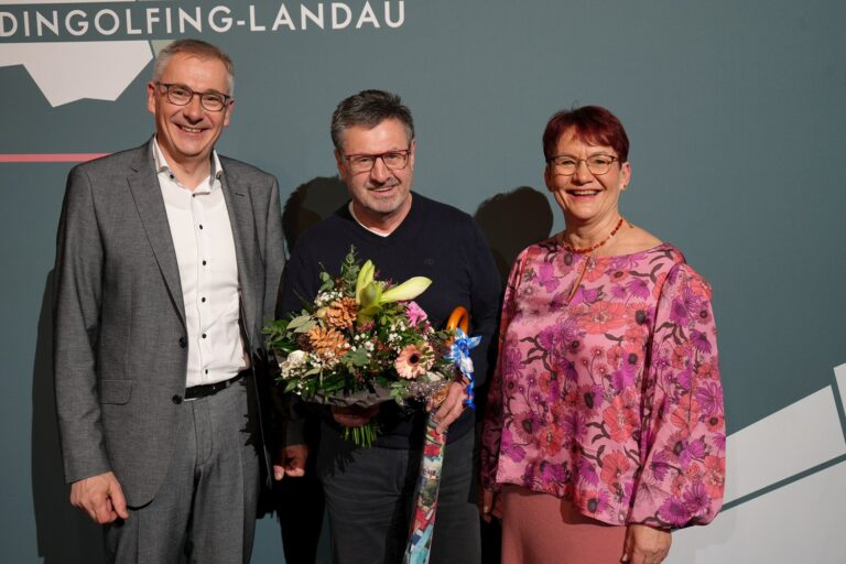 Für herausragende 45 Jahre im öffentlichen Dienst wurde Heinz Oswald vom Personalrat und Landrat geehrt.