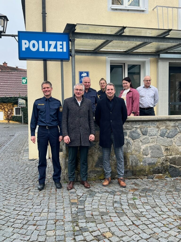 Landrat Werner Bumeder und Bürgermeister Matthias Kohlmayer dankten dem Team der Polizeiinspektion Landau für die gute Zusammenarbeit.