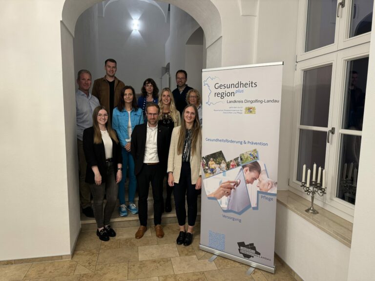 Erste Reihe: Michaela Hysa (AOK), Andreas Islinger (ecovis), Verena Eberl von der Gesundheitsregionplus, zweite Reihe: Norbert Helmel (Geschäftsführer und Inhaber PhysioKlinik), Diana Wagner (Bürgerheim), Sandra Kalteis (PhysioKlinik), Susanne Bergmoser (mhplus), dritte Reihe: Sebastian Wimmer (Sachgebietsleiter Kreisentwicklung), Annette Bleher (BGF-Koordinierungsstelle), Martin Bauer (Apfelböck Ingenieurbüro).