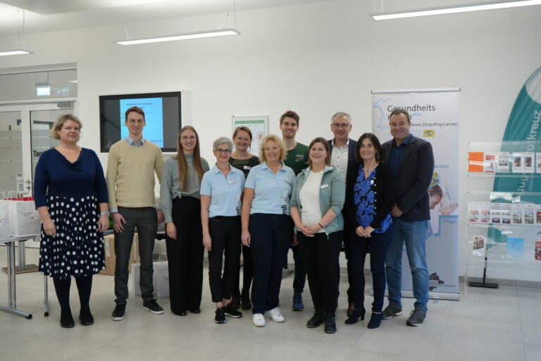 Landrat Werner Bumeder mit den Veranstaltern und Organisatoren des Aktionstages „Pflegekräfte im Fokus“. – Foto: LRA Dingolfing-Landau