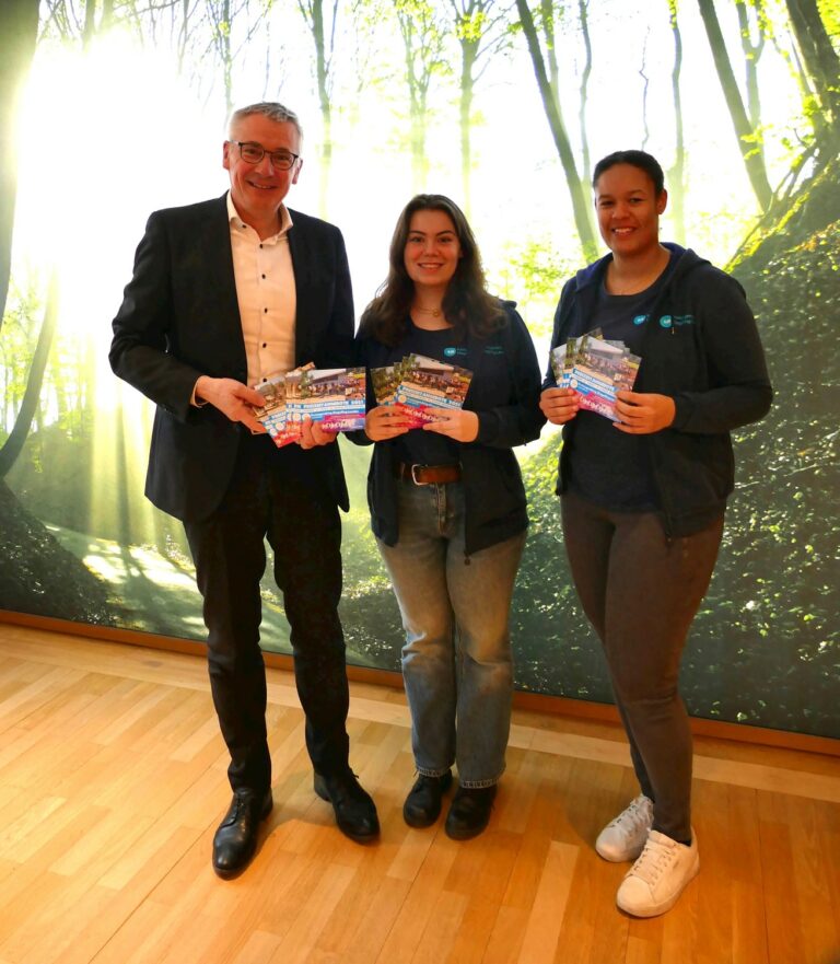 Landrat Werner Bumeder (v.l.), Isabella Mehling (Ressortleiterin Ferienprogramm beim KJR) und Natascha Bauer (KJR-Geschäftsführerin). – Foto: LRA Dingolfing-Landau