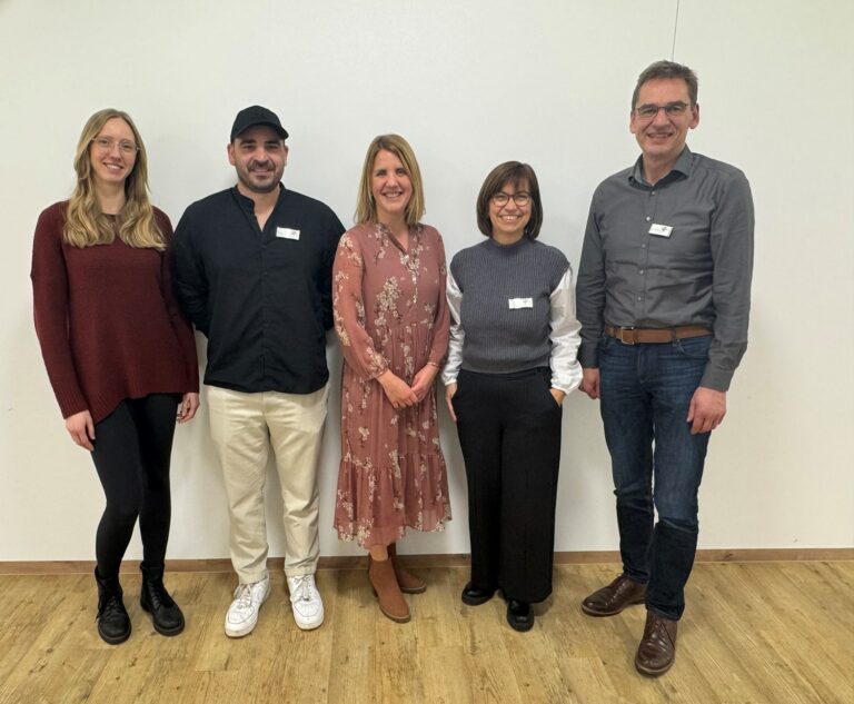 Im Bild: Sarah Killemann (v.l.), Richard Seefelder, Katrin Windmaißer, Dr. Diana Stratakis und Dr. Erwin Schneider. Foto: LRA Dingolfing-Landau