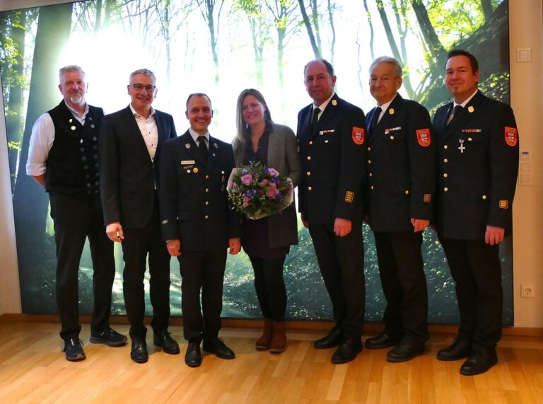 Von links Sachgebeitsleiter Ulrich Schüll, Landrat Werner Bumeder, der scheidende Kreisbrandmeister Christian Damböck-Gierl, seine Frau Melanie Gierl, Kreisbrandrat Max Schraufnagl, Kreisbrandinspektor Helmut Huber und Kreisbrandinspektor Johannes Pichlmayr. – Foto: LRA Dingolfing-Landau