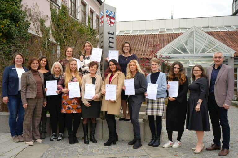 Im Bild: Die Teilnehmerinnen des Qualifizierungskurses freuten sich über ihre Zertifikate. Foto: LRA Dingolfing-Landau