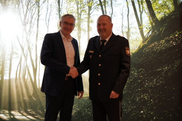 Kurz vor seinem Ausscheiden besuchte Polizeivizepräsident Manfred Gigler Landrat Werner Bumeder. Foto: LRA Dingolfing-Landau