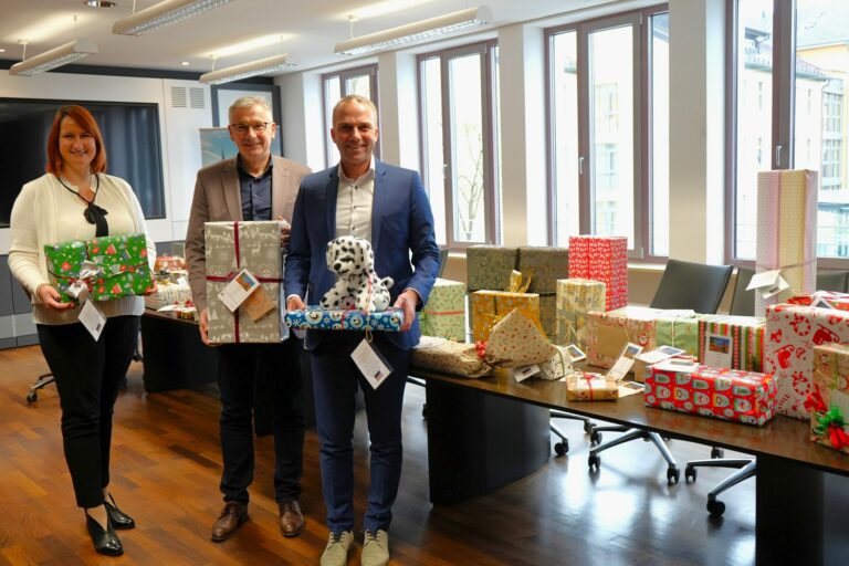 Corinna Schwimmbeck vom Stadtmarketing, Landrat Werner Bumeder (Mitte) und Bürgermeister Armin Grassinger freuen sich, so viele Geschenke übergeben zu können. Foto: LRA Dingolfing-Landau