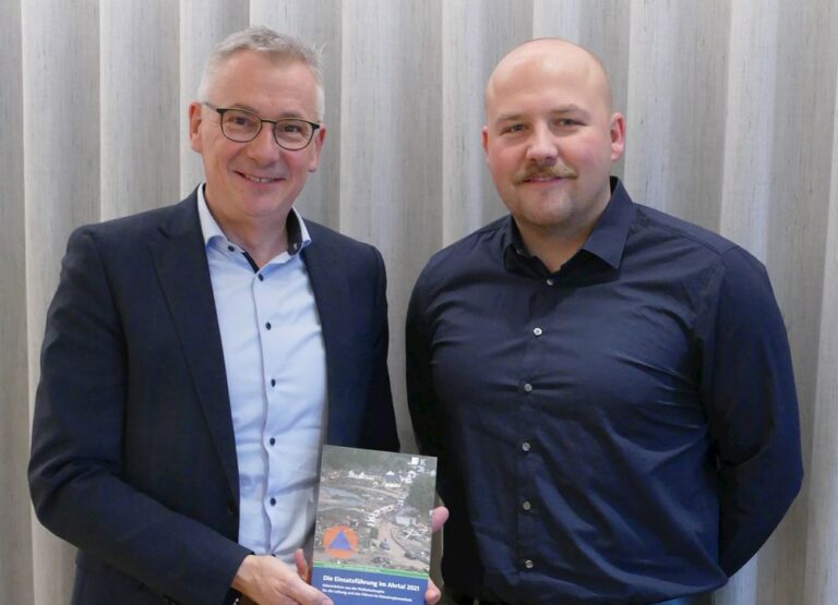 Landrat Werner Bumeder freute sich über das Buch von Co-Autor Sebastian Herbe aus Dingolfing (r.). Foto: LRA Dingolfing-Landau