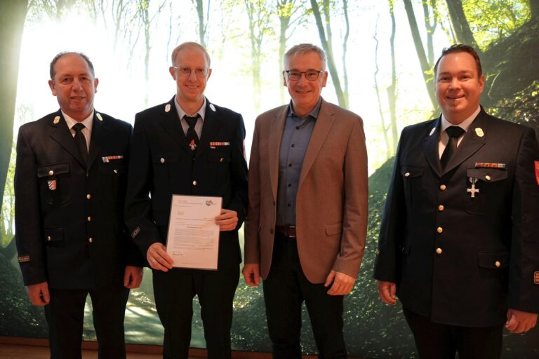 Kreisbrandrat Max Schraufnagl (v.l.), der neue Kreisbrandmeister Christoph Sporrer, Landrat Werner Bumeder und Kreisbrandinspektor Johannes Pichlmayr. Foto: LRA Dingolfing-Landau