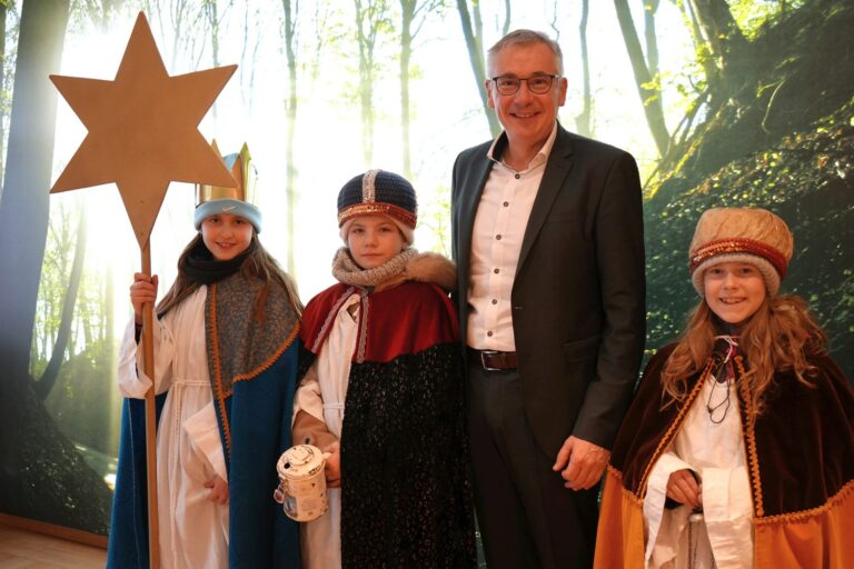 Im Bild: Landrat Werner Bumeder freute sich über den Besuch der Sternsinger. Foto: LRA Dingolfing-Landau