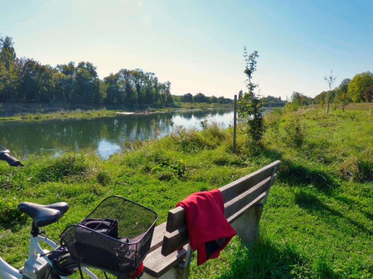 "Isarflüstern an Sitzbänken entlang der Dingolfinger Isar"
