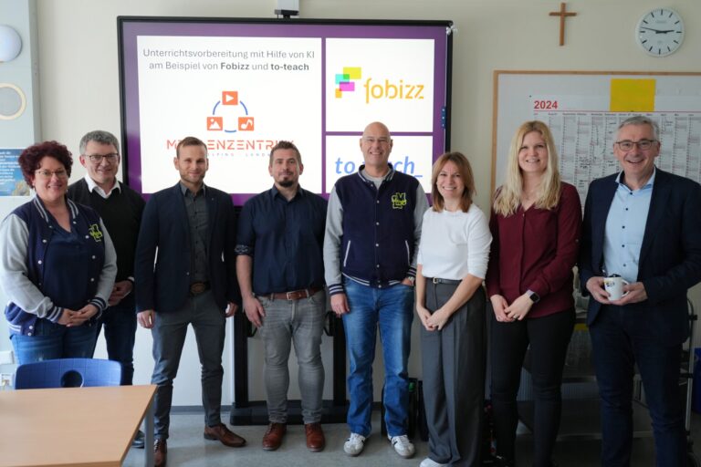 „Unterrichtsvorbereitung mit KI“ lautete das Thema der Schulung des Medienzentrums Dingolfing-Landau. Franz Strasser (4.v.l.) stellte dabei die Plattform Fobizz vor – Lehrkräfte aller Schularten nahmen teil.