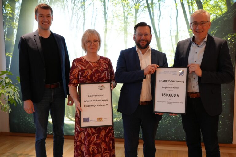 Sebastian Wimmer, Sachgebietsleiter Kreisentwicklung (v.l.), Petra Wolf vom LAG-Management und Landrat Werner Bumeder (r.) freuten sich, den Förderbescheid an Mengkofens Bürgermeister Thomas Hieninger (3.v.l.) zu übergeben. Foto: LRA Dingolfing-Landau