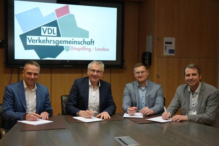 Beim Unterzeichnen des Vertrags: von links Bürgermeister Armin Grassinger (Dingolfing), Landrat Werner Bumeder, Geschäftsführer der VDL Michael Karmainski und Bürgermeister Matthias Kohlmayer (Landau).