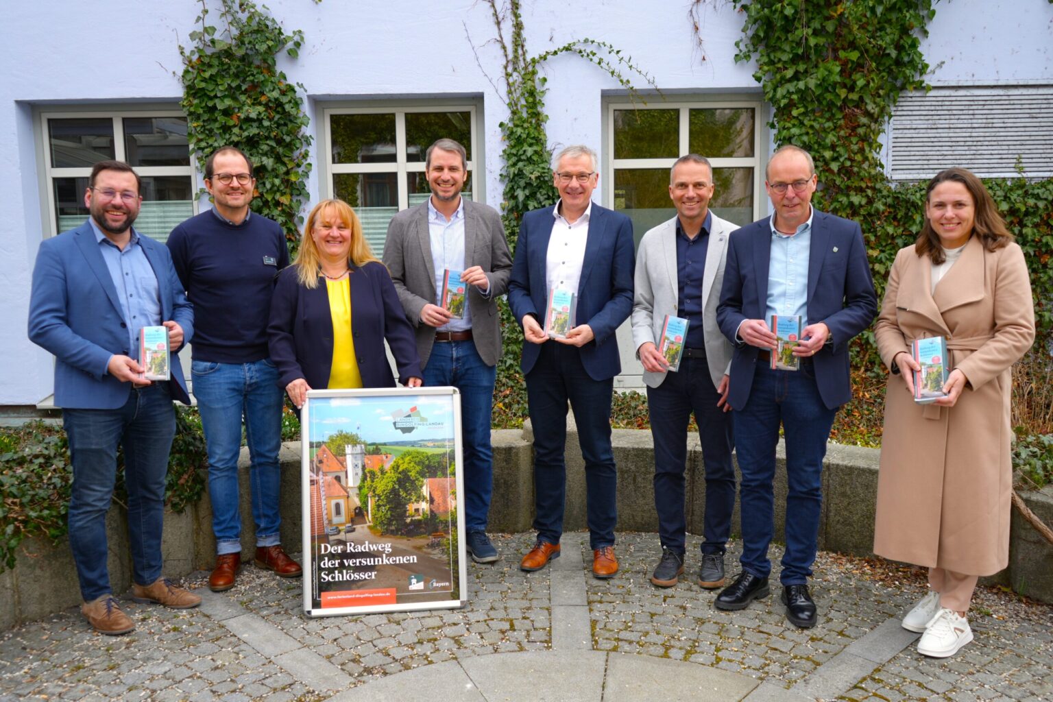Freuen sich über das neue Erscheinungsbild und Konzept des Radwegs: Bürgermeister Thomas Hieninger (v.l.), Radverkehrsbeauftragter Florian Hinkelmann, Tourismusreferentin Birgit Scholz, Bürgermeister Matthias Kohlmayer, Landrat Werner Bumeder, Bürgermeister Armin Grassinger, Bürgermeister Martin Hiergeist und Bürgermeisterin Irmgard Eberl. Foto: LRA Dingolfing-Landau