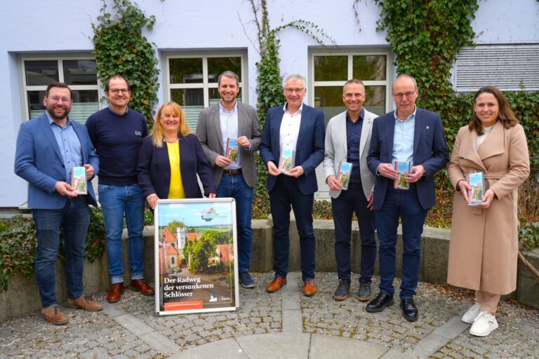 Freuen sich über das neue Erscheinungsbild und Konzept des Radwegs: Bürgermeister Thomas Hieninger (v.l.), Radverkehrsbeauftragter Florian Hinkelmann, Tourismusreferentin Birgit Scholz, Bürgermeister Matthias Kohlmayer, Landrat Werner Bumeder, Bürgermeister Armin Grassinger, Bürgermeister Martin Hiergeist und Bürgermeisterin Irmgard Eberl. Foto: LRA Dingolfing-Landau