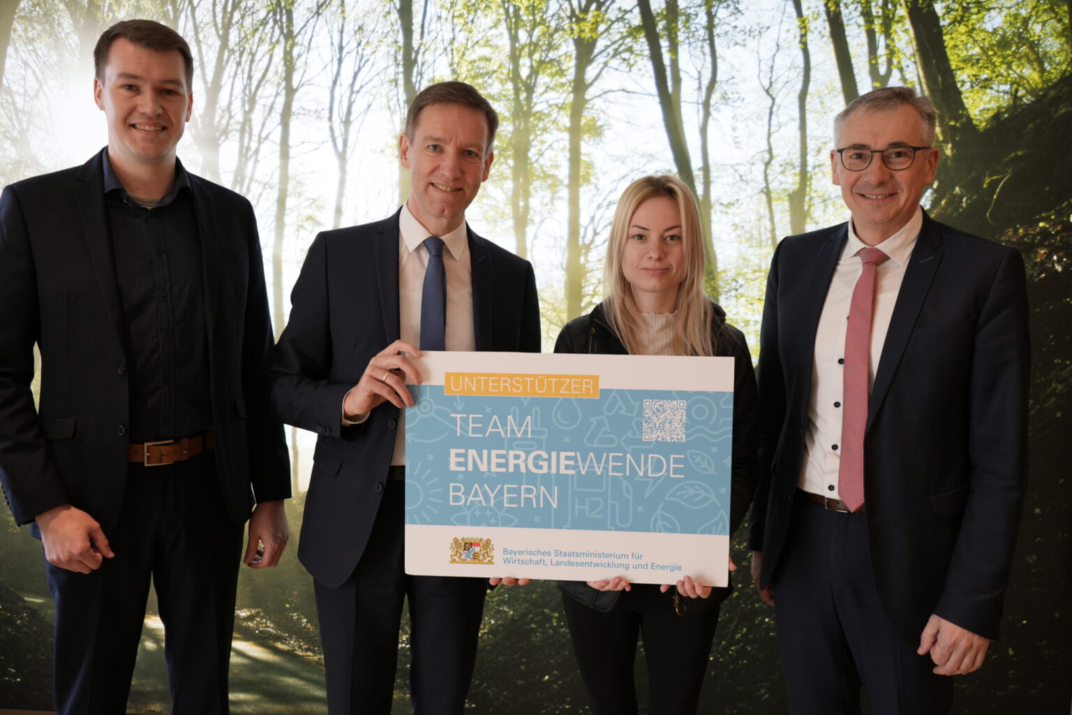 Ziehen fürs Erreichen der Energiewende an einem Strang: Regierungspräsident Rainer Haselbeck (2.v.l.) zeichnet den Landkreis Dingolfing-Landau für sein besonderes Engagement als „Unterstützer im Team Energiewende Bayern“ aus und überreicht Landrat Werner Bumeder (4.v.l.) die offizielle „Unterstützer-Urkunde“. Sebastian Wimmer (1.v.l.) und Katrin Riedmayr (3.v.l) von der Kreisentwicklung freuen sich über diese Wertschätzung. Foto: Landkreis Dingolfing-Landau