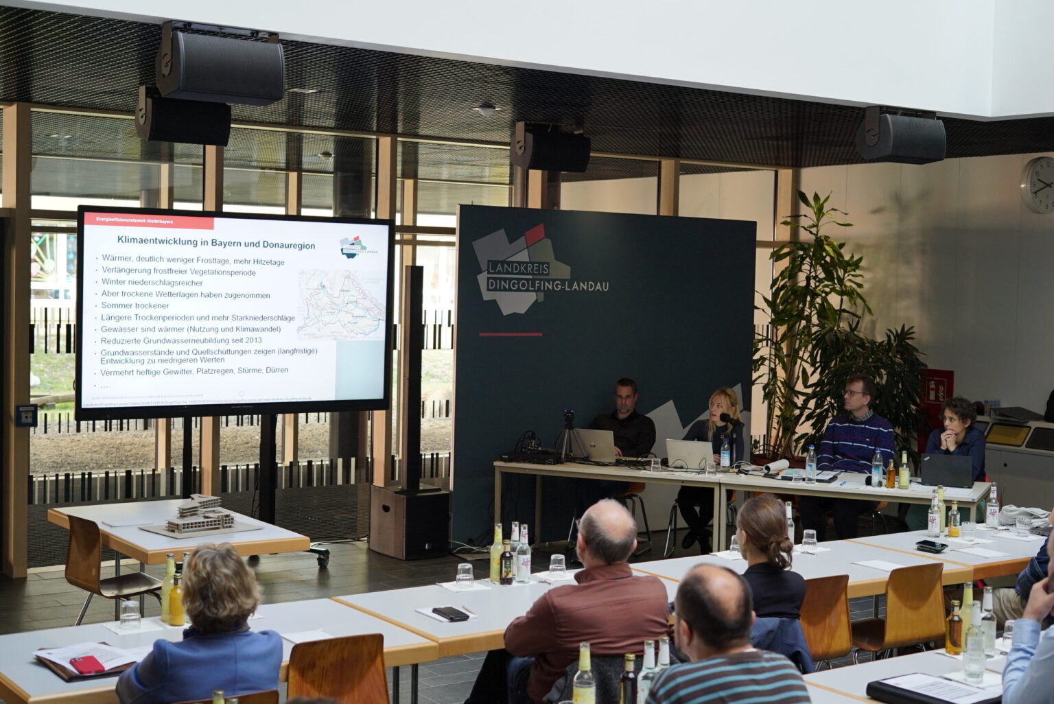 Das Klimaschutzmanagement vertreten durch Klimaschutzmanagerin Katrin Riedmayr referierte zur Energiesituation im Landkreis und der bisherigen und zukünftigen Klimaentwicklung, sowie den damit einhergehenden Auswirkungen für Dingolfing-Landau