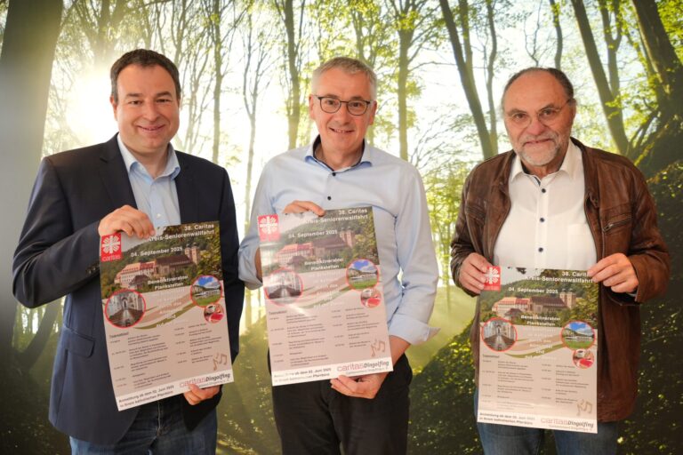Josef Süß, geschäftsführender Vorstand des Caritasverbandes (l.), und Bürgermeister Rolf-Peter Holzleitner, Vorsitzender des Caritasrates Dingolfing (r.), übergaben Landrat Werner Bumeder das Werbeplakat. Foto: LRA Dingolfing-Landau