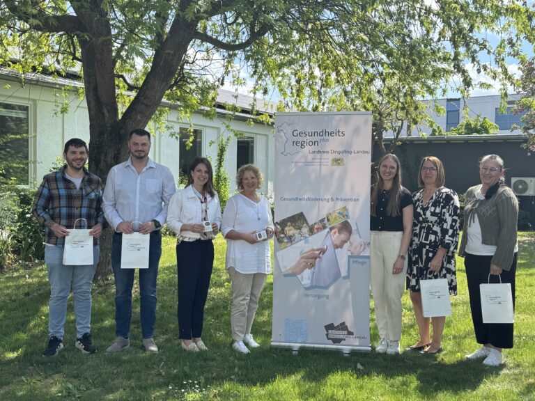 Im Bild: Teilnehmende Einrichtungen und Organisatoren des Arbeitskreises Pflege bei der Übergabe der Schrittzähler. Foto: LRA Dingolfing-Landau