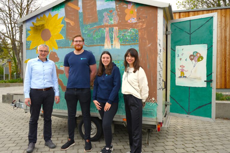 Landrat Werner Bumeder (v.l.), Marco Gangl und Sandra Gonschorek vom Vorstand des KJR sowie Angela Pichler von der Kommunalen Jugendarbeit bei der Übergabe des Spielmobils. Foto: LRA Dingolfing-Landau