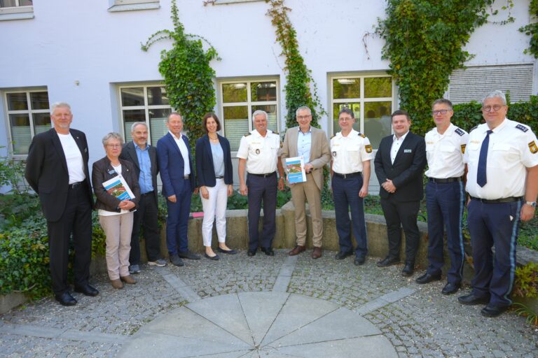 ©Bild: Landkreis Dingolfing-Landau; v.l.n.r.: Ulrich Schüll, Sachgebietsleiter Öffentliche Sicherheit u. Ordnung, Abteilungsleiterin Elisabeth Fischer, PHK Unden, LKD Mendler, LKDin Haberl, PVP Sika, LR Werner Bumeder, PP Kerscher, Abteilungsleiter Thomas Schmid, EPHK Lehner, EPHK Mundt