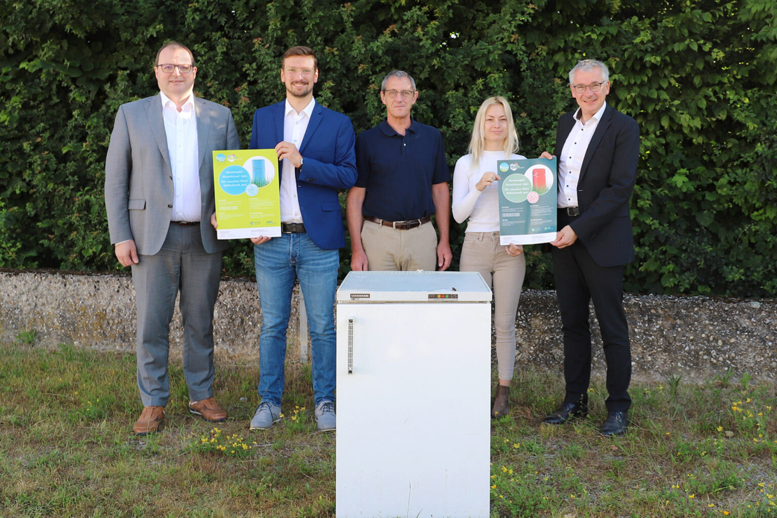 Sind auf der Suche nach dem ältesten Kühlschrank in den benachbarten Landkreisen Rottal-Inn und Dingolfing-Landau (v.l.): Michael Fahmüller, Landrat des Landkreises Rottal-Inn, Martin Hofbauer, Regionalmanager des Landkreises Rottal-Inn, Lorenz Schmidmaier, Geschäftsleiter des AWV Isar-Inn, Katrin Riedmayr von der Kreisentwicklung des Landkreises Dingolfing-Landau und Werner Bumeder, Landrat des Landkreises Dingolfing-Landau.