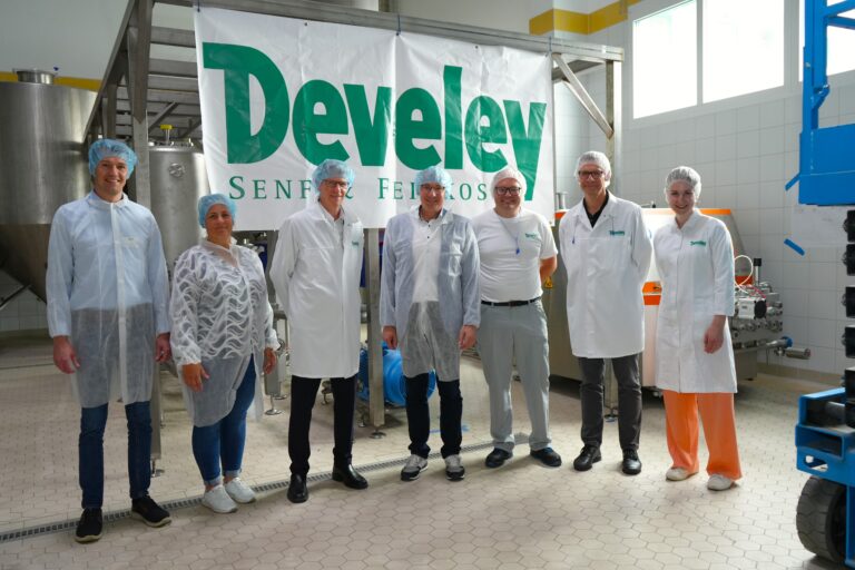 Im Bild: Sebastian Wimmer, Sachgebietsleiter Kreisentwicklung (v.l.), Nadja Bauer-Beutlhauser, Wirtschaftsförderung, Volker Leonhardi, Director Global Marketing, Landrat Werner Bumeder, Produktionsleiter Dominik Sonnleitner, Werkleiter Alexander Nagrauft sowie Sophie von Hagmann, Referentin Corporate Communication. Foto: LRA Dingolfing-Landau