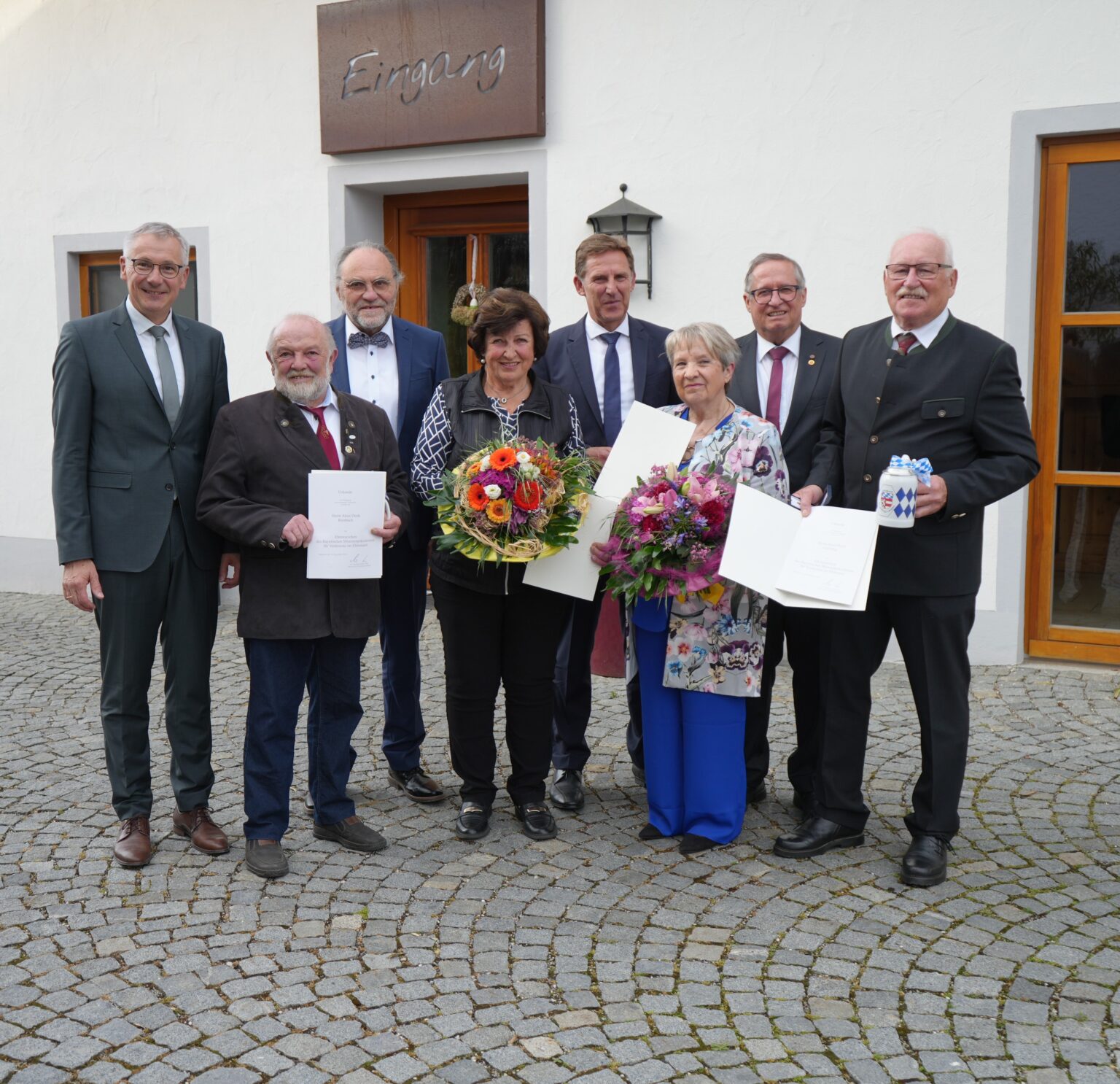 Die Geehrten (vorne, von links) Alois Denk, Maria Kohlschmid, Helga Scholz und Josef Pritzl mit den Gratulanten (hinten, von links) Landrat Werner Bumeder, Bürgermeister Rolf-Peter Holzleitner (Reisbach), Bürgermeister Herbert Sporrer (Simbach) und Bürgermeister Günter Schuster (Loiching). – Foto: LRA Dingolfing-Landau