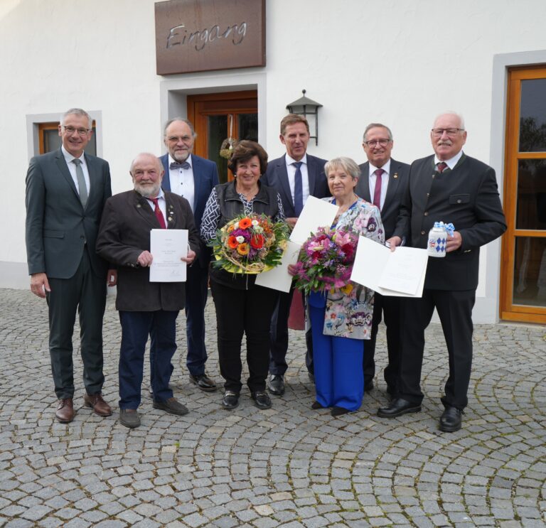 Die Geehrten (vorne, von links) Alois Denk, Maria Kohlschmid, Helga Scholz und Josef Pritzl mit den Gratulanten (hinten, von links) Landrat Werner Bumeder, Bürgermeister Rolf-Peter Holzleitner (Reisbach), Bürgermeister Herbert Sporrer (Simbach) und Bürgermeister Günter Schuster (Loiching). – Foto: LRA Dingolfing-Landau