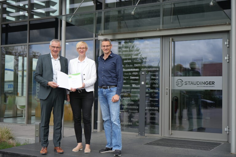 Im Bild: Landrat Werner Bumeder (l.) überreichte die Urkunde an Geschäftsführerin Elisabeth Staudinger und Umweltmanagementbeauftragter Andreas Bründl. Foto: LRA Dingolfing-Landau