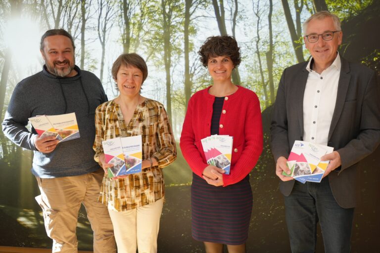 Im Bild: Freuen sich über das neue, vielfältige Angebot: Bildungsreferent Stefan Ramoser (v.l.), KEB-Vorsitzende Maria Höschl, WiEge-Bildungsreferentin Julia Koronowski und Landrat Werner Bumeder. Foto: LRA Dingolfing-Landau