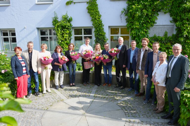 Die Geehrten und Verabschiedeten mit Landrat Werner Bumeder (r.), Personalratsvorsitzender Heidi Strebl (l.) sowie den Abteilungs- und Sachgebietsleitern.