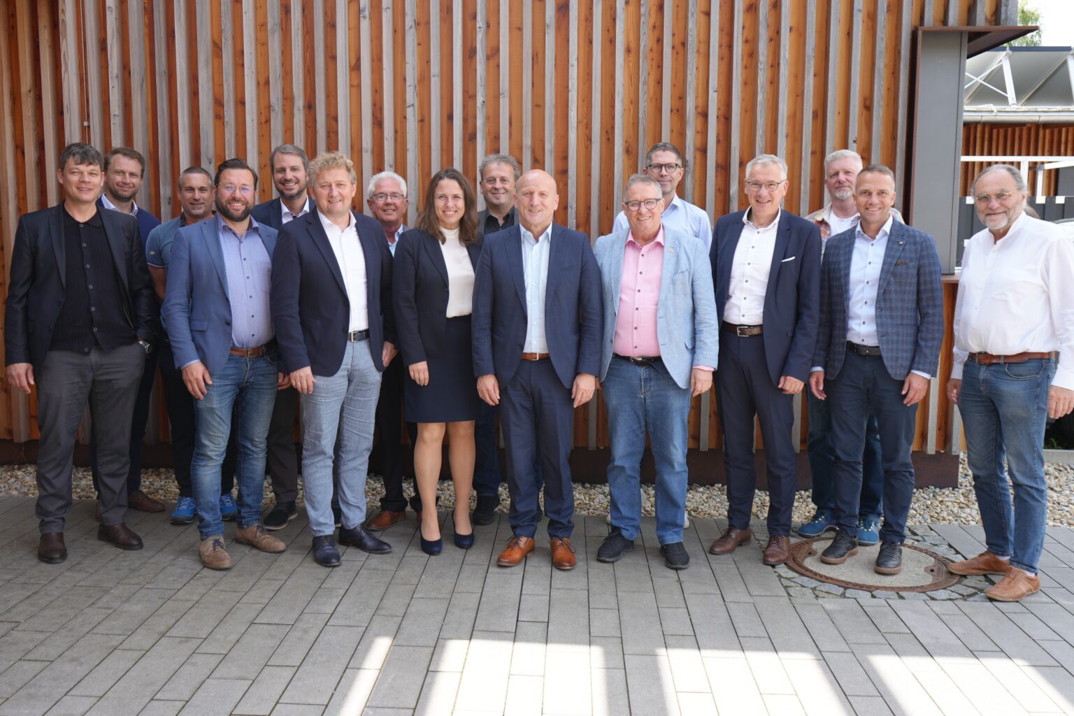 Die Bürgermeister des Landkreises mit Landrat Werner Bumeder (4.v.r.), Bürgermeistersprecher Günter Schuster (6.v.l.) und die Referenten der Versammlung. Foto: LRA Dingolfing-Landau