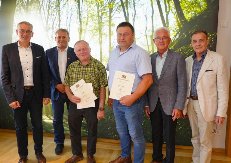 Die Geehrten mit Landrat Werner Bumeder (l.), den Bürgermeistern Peter Rauscher (2.v.l.) und Johannes Birkner (2.v.r.) sowie Wolfgang Mitsam (r.), Leiter des Amtes für Digitalisierung, Breitband und Vermessung Landau. Foto: LRA Dingolfing-Landau