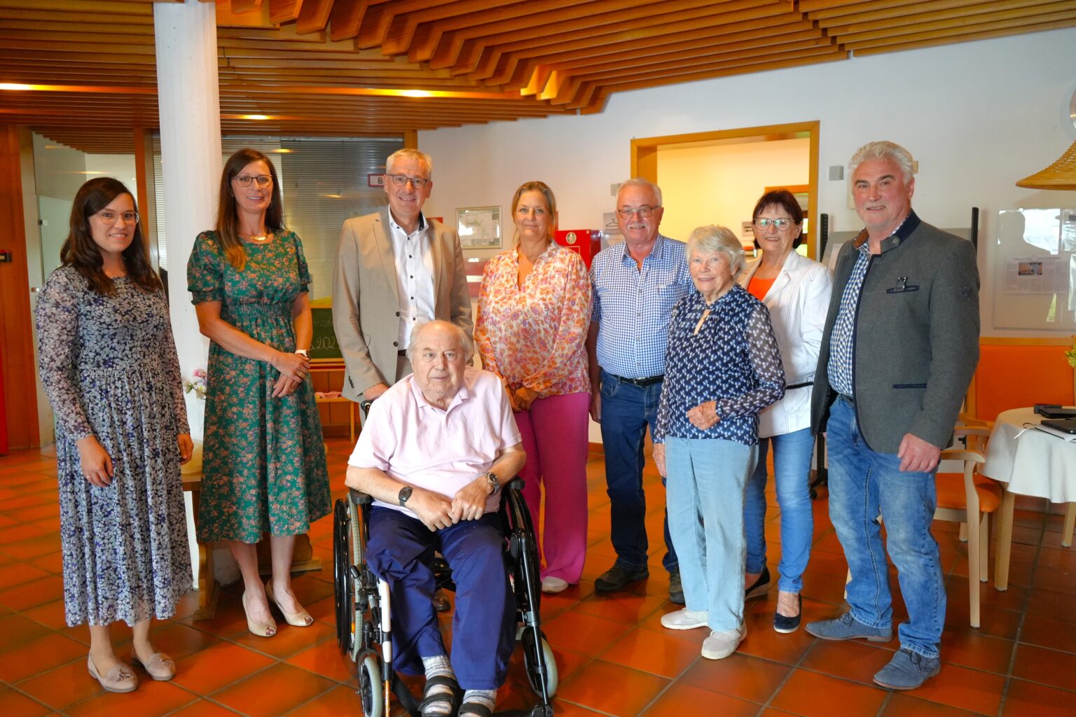 Verwaltungsleiterin Maria Spielberger (l.), Heimleiterin Maria Huber (2.v.l.), Landrat Werner Bumeder (3.v.l.), die verabschiedete Ruth Buchner (4.v.l.) mit dem aktuellen Heimbeirat. Foto: LRA Dingolfing-Landau.