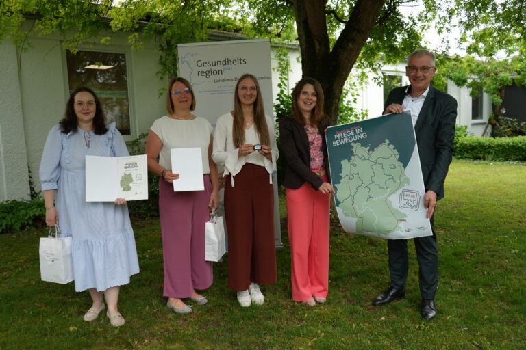 Marina Steinberger (Kreisseniorenheim Reisbach, v.l.), Manuela Hutzenthaler (Seniorenzentrum Pichlmayr Gottfrieding), Verena Eberl, Geschäftsstellenleiterin der Gesundheitsregionplus, Julia Körner (mhplus Krankenkasse) und Landrat Werner Bumeder.
