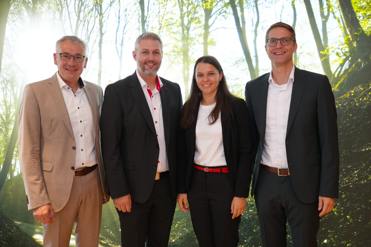 Im Gespräch mit Landrat Werner Bumeder stellten Christian Gallwitz, Matthias Frank und Marina Prechtl die diesjährigen Spendenpläne der Sparkasse Landshut vor. Foto: Johannes Drexler