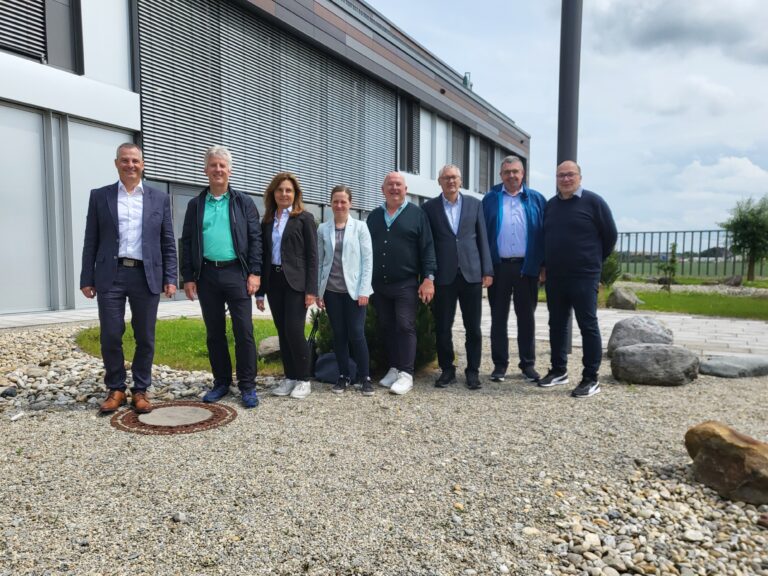 Wolfgang Heil (Landratsamt Dingolfing-Landau, Sprecher, v.l.), Karl-Heinz Fischer (Landratsamt Landshut), Petra Hengge (Landratsamt Rottal-Inn), Alexandra Schreiner (Landratsamt Freyung-Grafenau), Leitender Baudirektor Hermann Gruber, Franz Beyerl (Landratsamt Straubing-Bogen, Schriftführer), Wolfgang Burger (Landratsamt Kelheim) und Herbert Nothaft (Landratsamt Deggendorf).