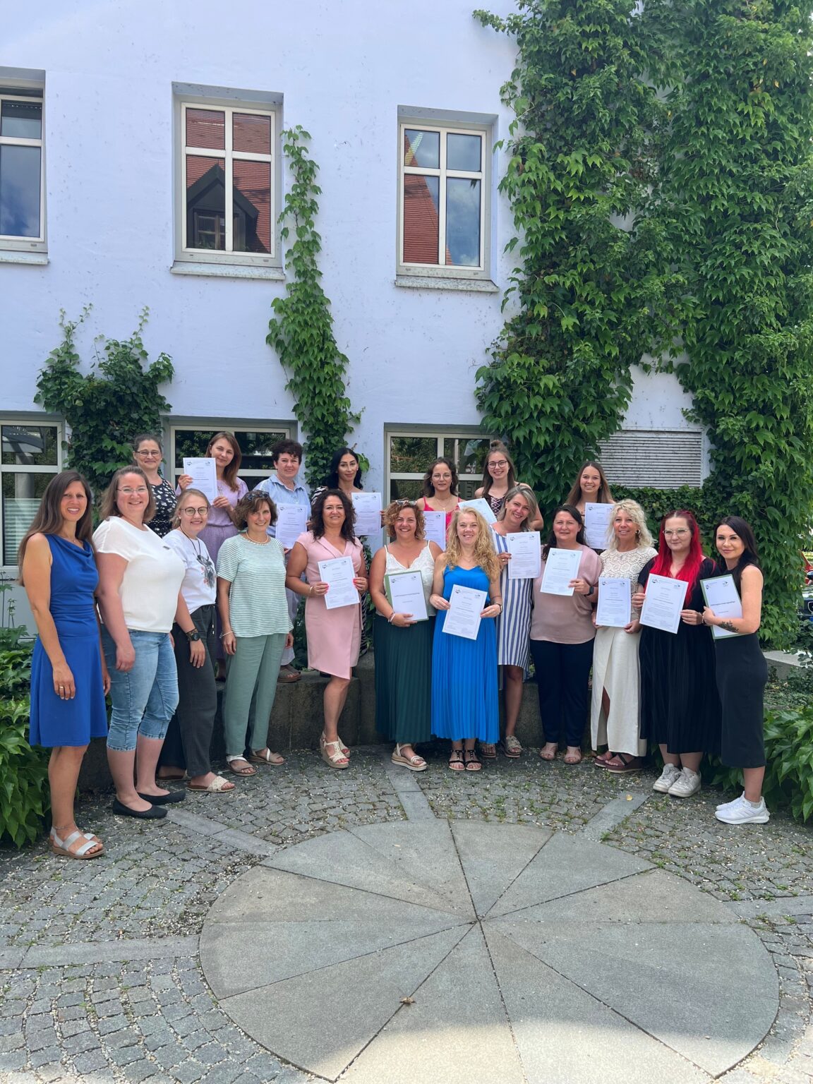 Die Teilnehmerinnen des Qualifizierungskurses „Kindertagespflege“ mit den Organisatorinnen des Landratsamtes und der Referentin der Katholischen Erwachsenenbildung. – Foto: LRA Dingolfing-Landau
