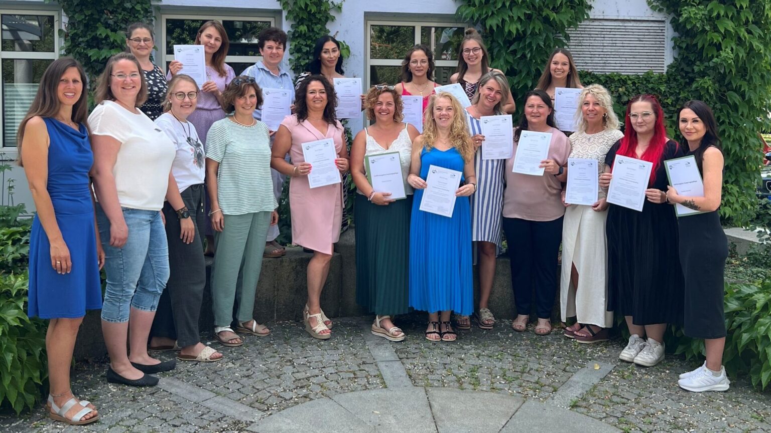Die Teilnehmerinnen des Qualifizierungskurses „Kindertagespflege“ mit den Organisatorinnen des Landratsamtes und der Referentin der Katholischen Erwachsenenbildung. – Foto: LRA Dingolfing-Landau