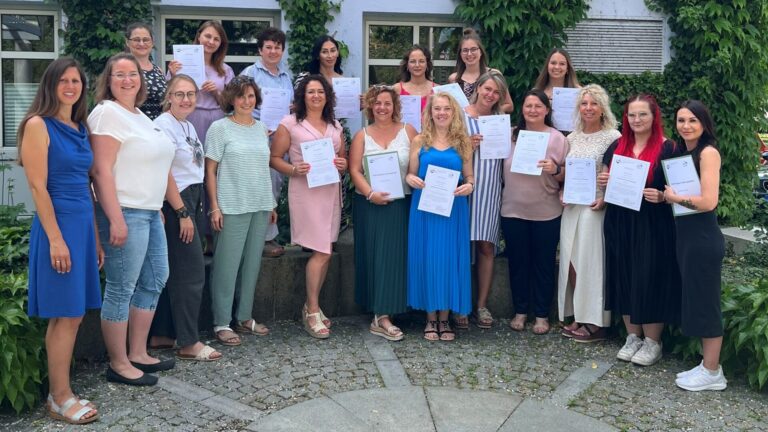 Die Teilnehmerinnen des Qualifizierungskurses „Kindertagespflege“ mit den Organisatorinnen des Landratsamtes und der Referentin der Katholischen Erwachsenenbildung. – Foto: LRA Dingolfing-Landau
