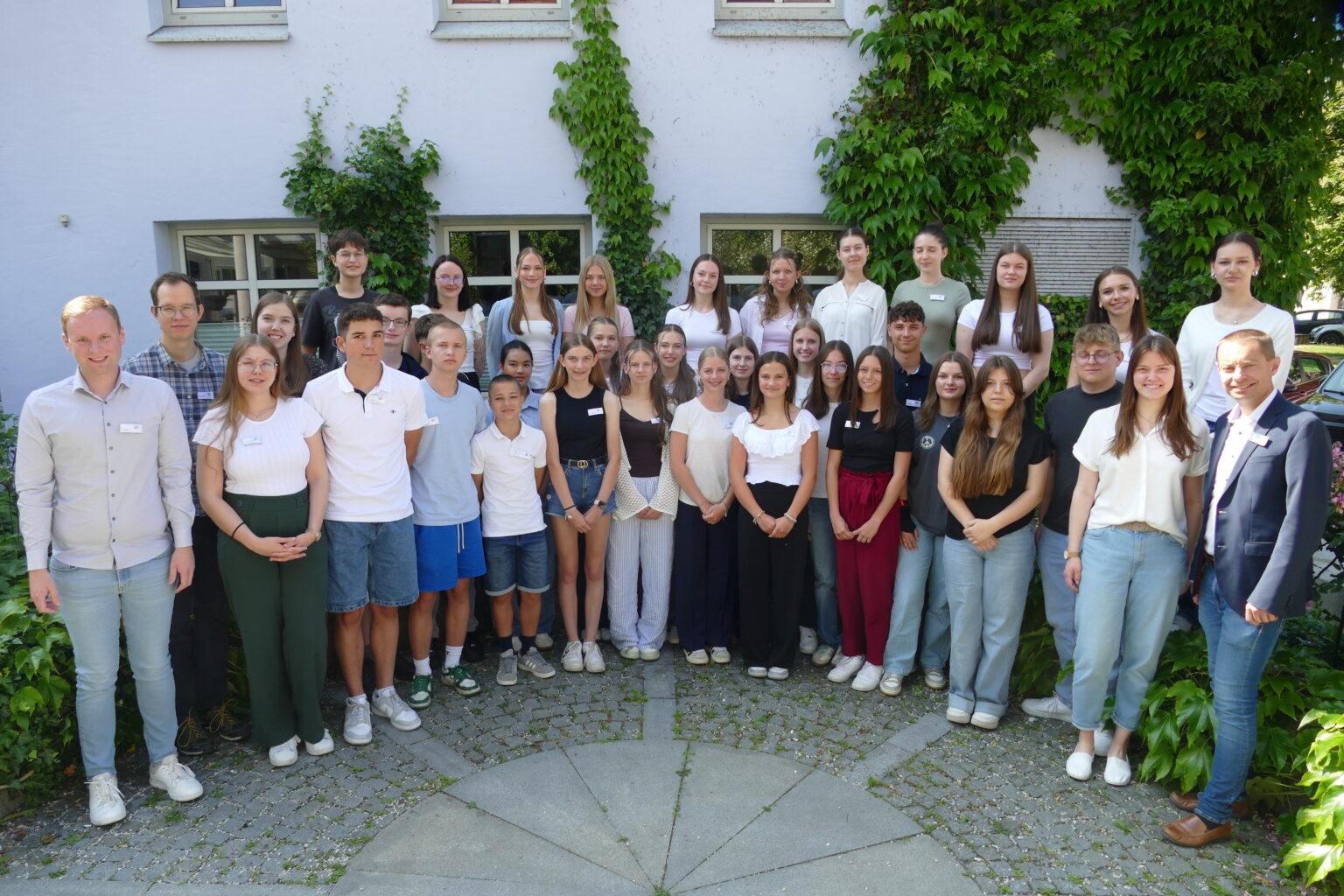 Geschäfts- und Ausbildungsleiter Markus Allmannshofer (rechts) sowie die Ausbildungsbeauftragte Julia Stelzer (Zweite von rechts) mit den Auszubildenden des Landratsamtes sowie den Praktikantinnen und Praktikanten. Foto: LRA Dingolfing-Landau