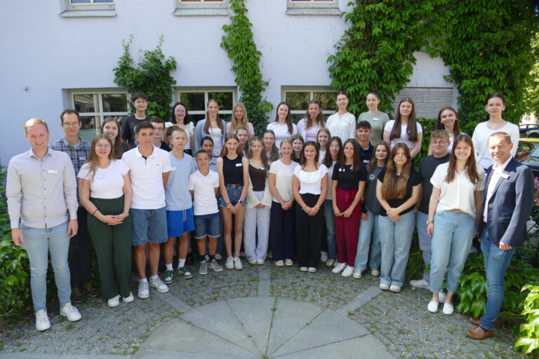 Geschäfts- und Ausbildungsleiter Markus Allmannshofer (rechts) sowie die Ausbildungsbeauftragte Julia Stelzer (Zweite von rechts) mit den Auszubildenden des Landratsamtes sowie den Praktikantinnen und Praktikanten. Foto: LRA Dingolfing-Landau