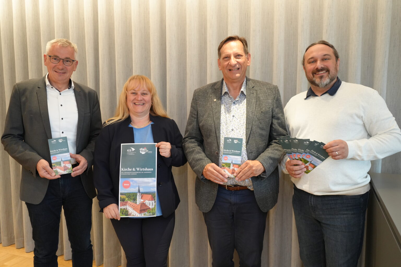 Landrat Werner Bumeder, Stv. Landrat und erster Bürgermeister Dr. Franz Gassner, Tourismusreferentin Birgit Scholz und KEB-Regionalleiter Stefan Ramoser Foto: Landratsamt Dingolfing-Landau