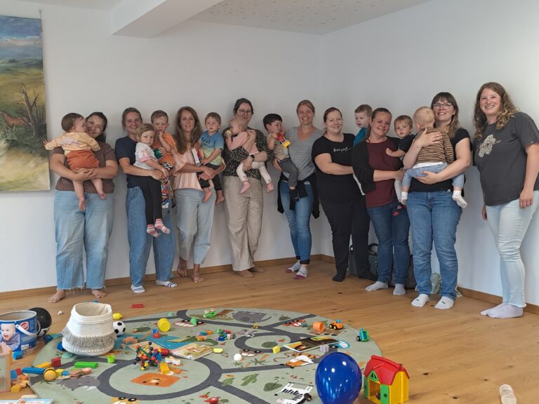 Die Teilnehmerinnen des Elterntreffs mit Leitung Silke Gammer (rechts). – Foto: LRA