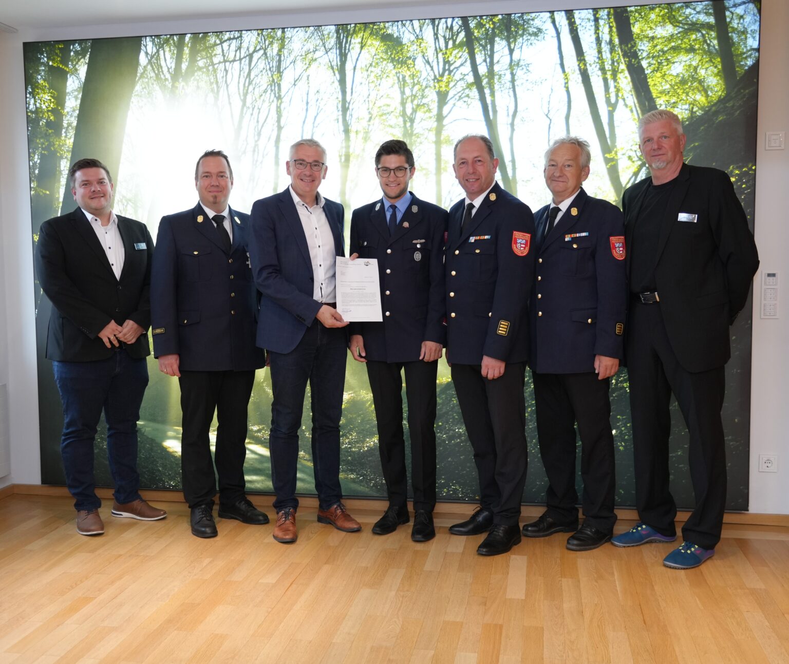 Von links Thomas Schmid (zuständiger Abteilungsleiter am Landratsamt), Kreisbrandinspektor Johannes Pichlmayr, Landrat Werner Bumeder, der neue Kreisbrandmeister Nico Angerstorfer, Kreisbrandrat Max Schraufnagl, Kreisbrandinspektor Helmut Huber und Ulrich Schüll (Leiter des Sachgebiets „Öffentliche Sicherheit und Ordnung“ am Landratsamt. – Foto: LRA Dingolfing-Landau