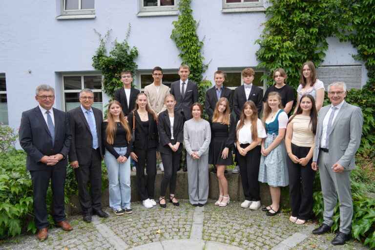 Bildtext: Die geehrten Abschlussschüler der Mittelschulen im Landkreis mit Landrat Werner Bumeder (rechts) sowie den Schulamtsdirektoren Michael Schütz (v.l.) und Stefan Pielmeier. – Foto: LRA Dingolfing-Landau