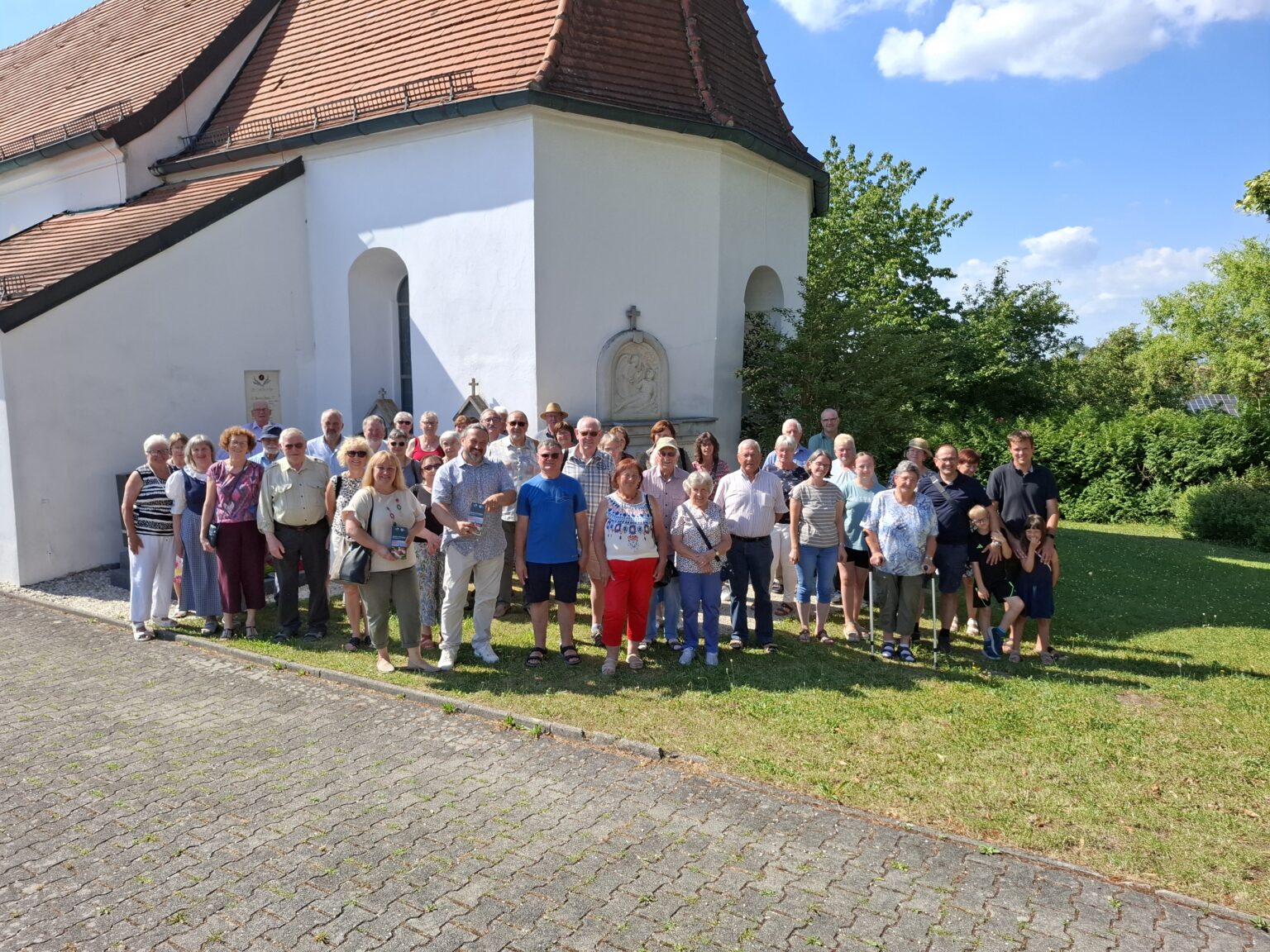 2. Die Besuchergruppe mit (v.l.) Birgit Scholz, Stefan Ramoser und Manfred Buchta vor der Kirche St. Jakobus.