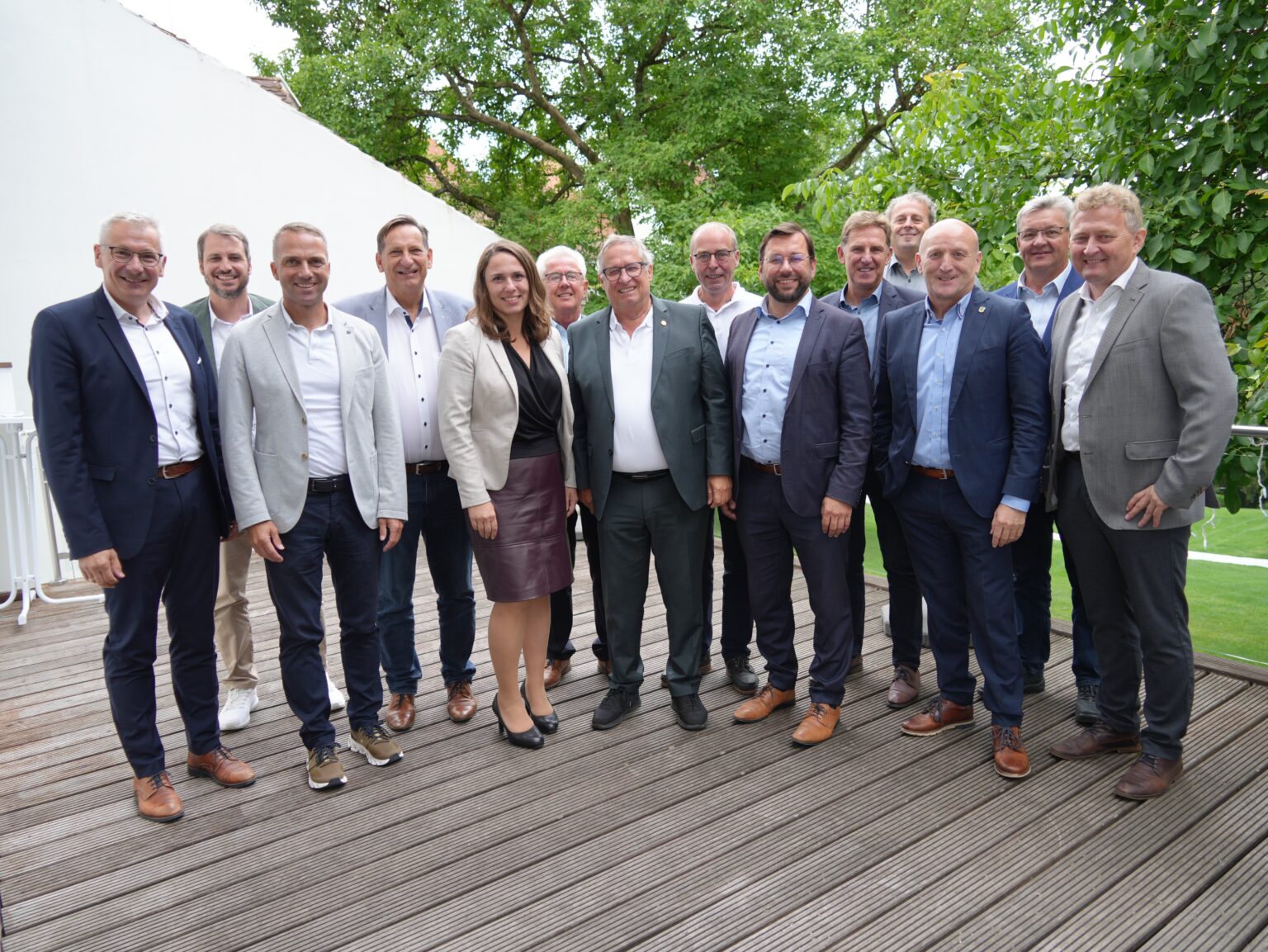 Landrat Werner Bumeder (links) und Bürgermeistersprecher Günter Schuster (7.v.l.) mit den Bürgermeistern der Landkreis-Kommunen. – Foto: LRA Dingolfing-Landau