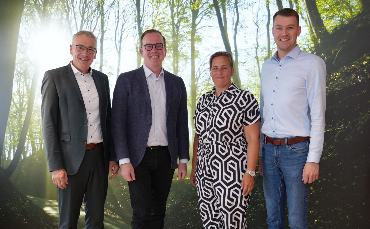 Landrat Werner Bumeder (v.l.), Dr. Reinhard Saller (Geschäftsführer Niederbayern-Forum), Wirtschaftsförderin Nadja Bauer-Beutlhauser und der Leiter der Kreisentwicklung, Sebastian Wimmer. Foto: LRA Dingolfing-Landau